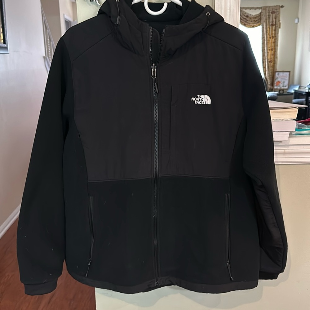 North face jacket with hood FREE GUFT INCLUDED 😊
